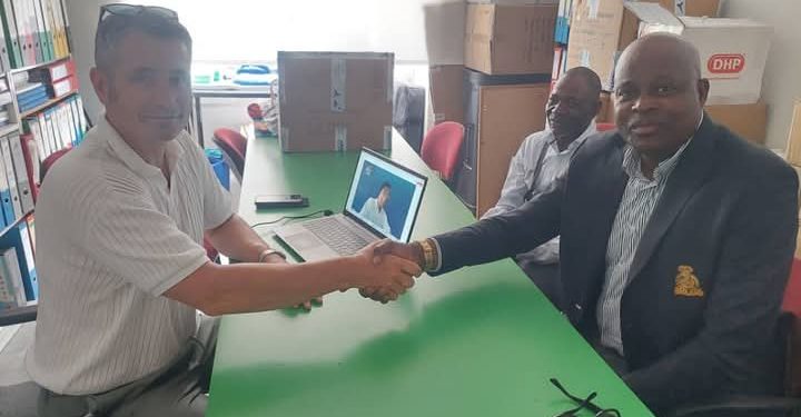 Squash:La fédération Espagnole et celle de la RDC bras dessus bras dessous.