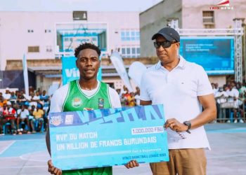Vital&rsquo;o Basketball League du Burundi: L’international congolais Noé Cuma Toto sacré MVP du week-end,a été honoré par la febabu.
