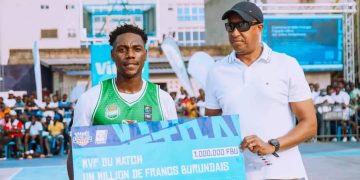 Vital&rsquo;o Basketball League du Burundi: L’international congolais Noé Cuma Toto sacré MVP du week-end,a été honoré par la febabu.