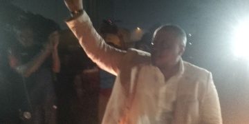 Karaté:En offrant au médaillé d’or Kaniki Nathan une voiture Suzuki Swit,Me Freddy L’A Kombo (Pdt de la Fékaco) fait la fierté de Libinza et des ressortissants du Grand Equateur.