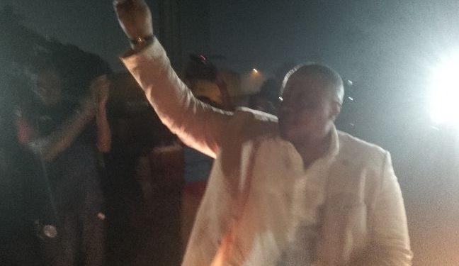 Karaté:En offrant au médaillé d’or Kaniki Nathan une voiture Suzuki Swit,Me Freddy L’A Kombo (Pdt de la Fékaco) fait la fierté de Libinza et des ressortissants du Grand Equateur.