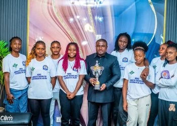 Coupe du Congo de basketball m:BBC ÉLITE et le BC Virunga présentent leurs trophées au bureau de liaison du Lualaba à Lubumbashi.