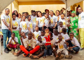 Basketball:Dorcas Kabi, l’athlète au grand cœur : sa fondation apporte soutien et sourire aux enfants de l’Orphelinat Siloé