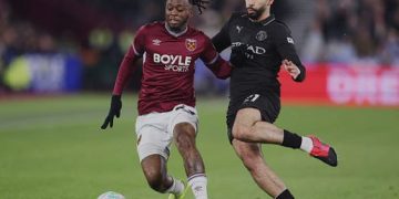 Premier League anglais 2025-2026:WEST HAM UNITED FC d&rsquo;Aaron Wan BISSAKA quitte provisoirement la zone de relégation.