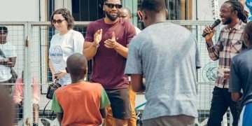 Goma Basketball :Jospin Basima dote aux clubs et académies de basketball en ballons