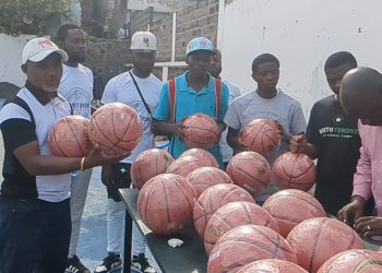 Goma Basketball:La distribution des ballons par Jospin Basima et la Fondation Jeannot basima désormais effective.