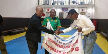Karaté:En prévision de l’organisation de championnat au niveau de chaque zone,Me Tshisekedi Claude, élu président de la Fekaco a remis des fanions aux présidents de zone.